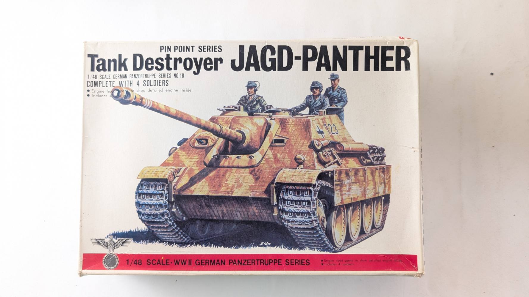 BANDAI 8260 TANK DESTROYER JAGD-PANTHER Military Model Kits