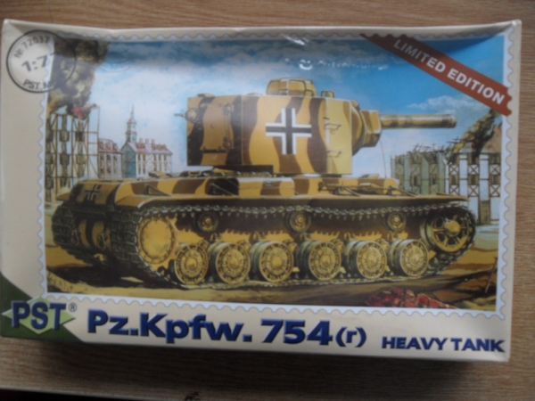 PST 1/72 72037 GERMAN Pz.Kpfw.754 (r) Military Model Kit
