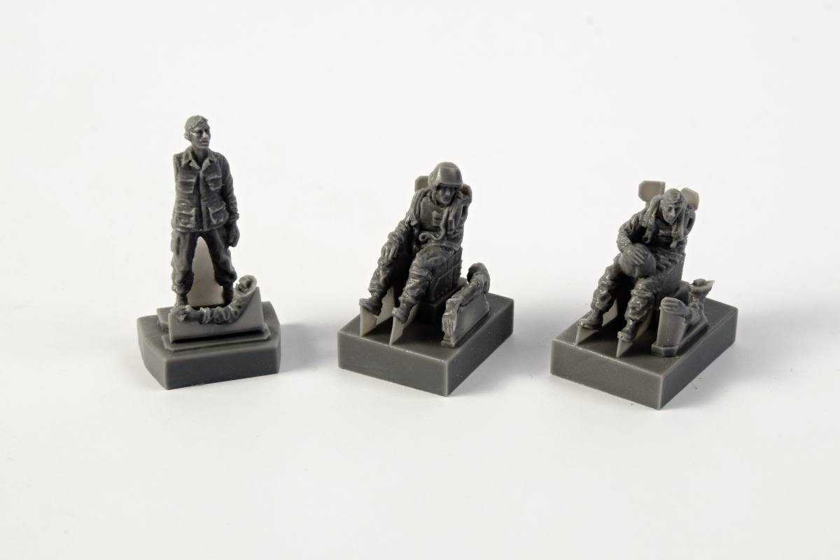 CMK F72349 AH-1 SITTING PILOTS 2FIGS AND GROUN0 CREW 1 FIG Conversion Sets