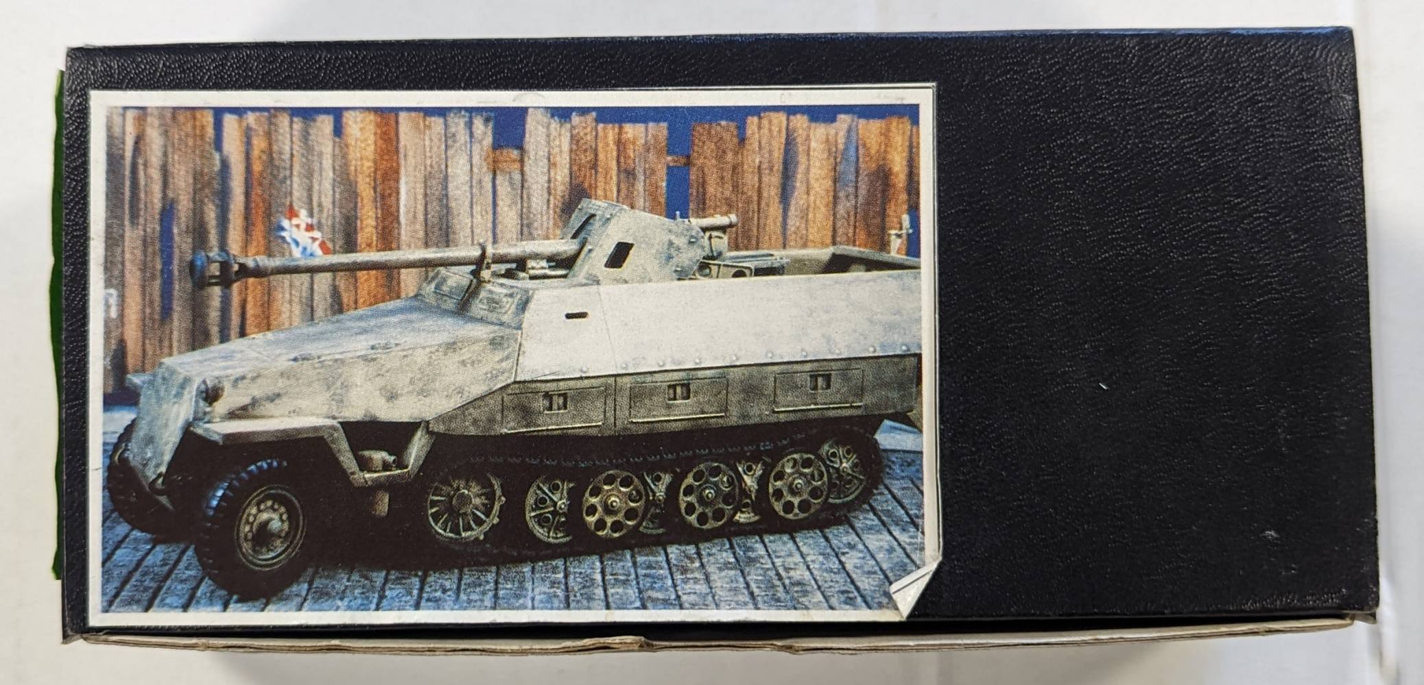 DES 35004 HANOMAG SDKFZ 251/22 D Military Model Kits
