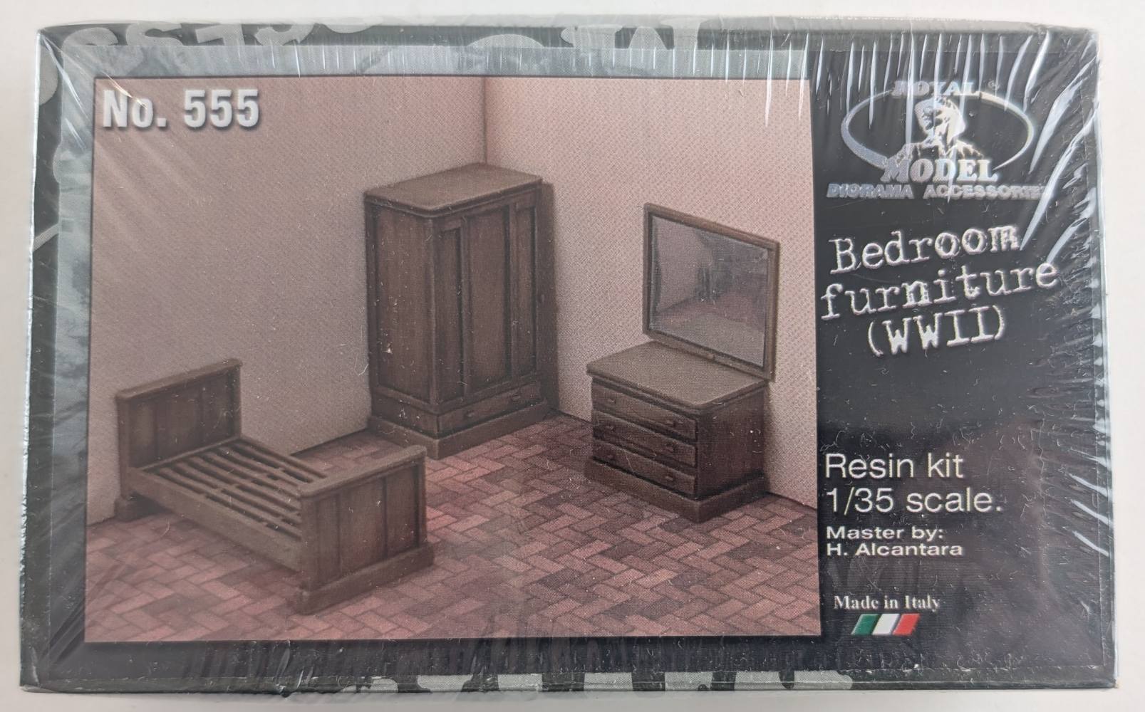 ROYAL MODEL 555 BEDROOM FURNITURE WWII Scenery