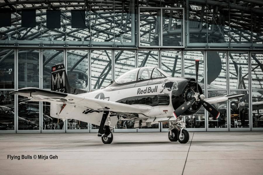 REVELL 05635 NORTH AMERICAN T-28B TROJAN THE FLYING BULLS GIFT SET Aircraft Model Kits