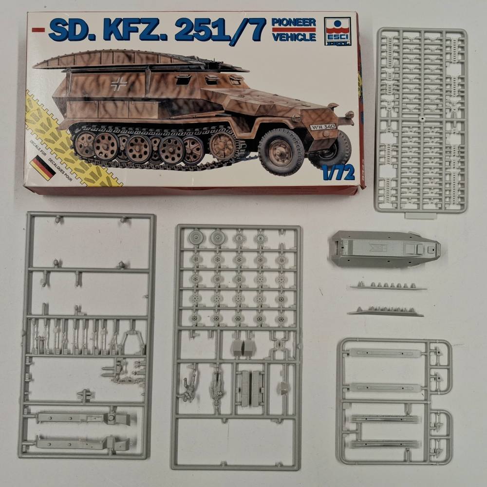 KINGKIT MODEL SCRAPYARD ESCI ERTL 8343 SD. KFZ. 251/7 PIONEER VEHICLE STARTED Salvage Yard