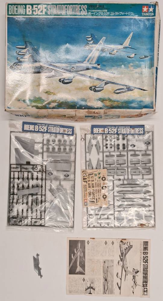 KINGKIT MODEL SCRAPYARD TAMIYA PA1016.1300 BOEING B-52F STRATOFORTRESS DAMAGED BOX DAMAGED DECALS Salvage Yard
