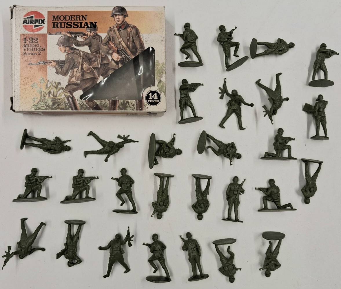 KINGKIT MODEL SCRAPYARD AIRFIX 51580 MODERN RUSSIAN EXTRA FIGURES DAMAGED BOX Salvage Yard