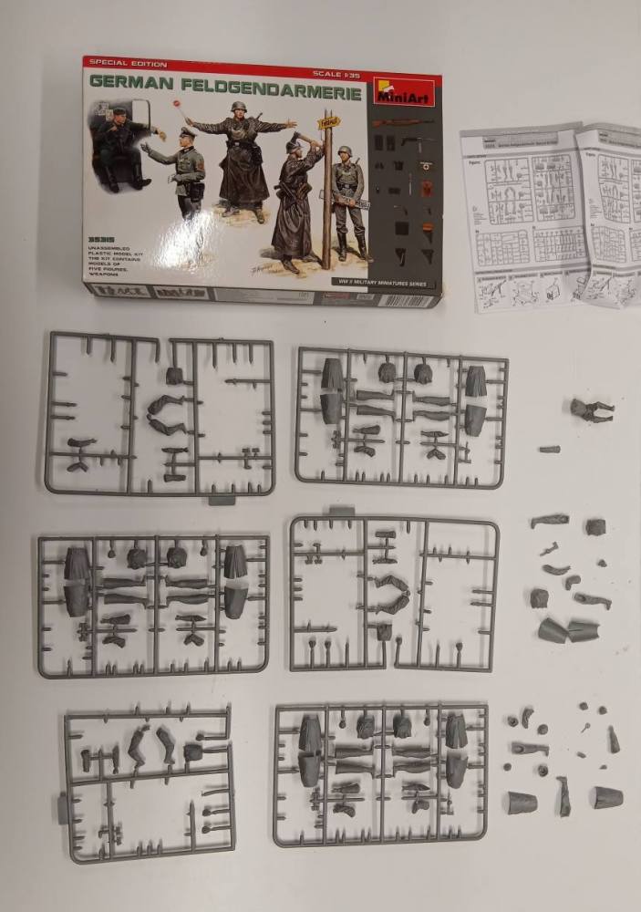 KINGKIT MODEL SCRAPYARD MINIART 35315 GERMAN FELDGENDARMERIE INCOMPLETE Salvage Yard
