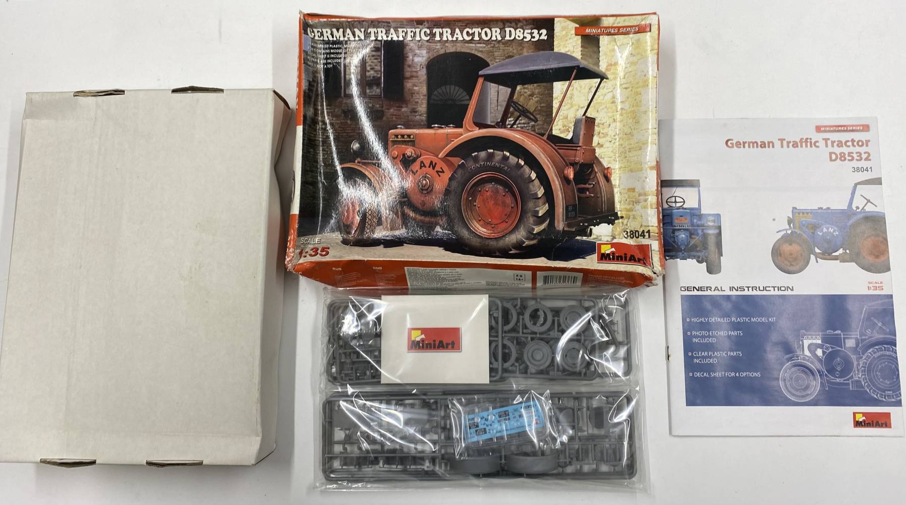 KINGKIT MODEL SCRAPYARD MINIART 38041 GERMAN TRAFFIC TRACTOR D8532 WATER DAMAGED BOX Salvage Yard