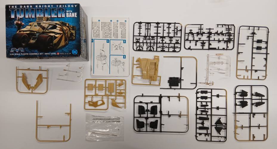 KINGKIT MODEL SCRAPYARD 1/25 MOEBIUS 967 THE DARK KNIGHT TRILOGY TUMBLER WITH BANE  STARTED 