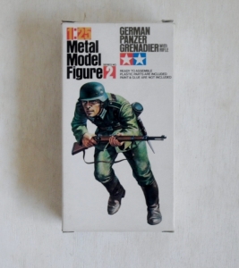 TAMIYA 1/25 MF002 GERMAN PANZER GRENADIER WITH RIFLE METAL FIGURE