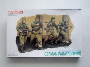 DRAGON 1/35 3021 GERMAN PARATROOPERS