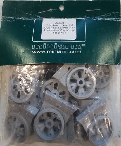 MINIARM 1/35 B35056 T-62 ROAD WHEELS SET 12 PCS WITH STANDARD HUBS PCS WITH REINFORCED HUBS