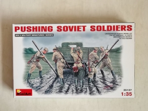 MINIART 1/35 35137 PUSHING SOVIET SOLDIERS
