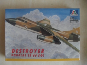 ITALERI 1/72 199 DESTROYER DOUGLAS EB 66 E-DL