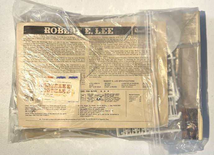 REVELL NO SCALE H-5406 ROBERT E. LEE  NO BOX 