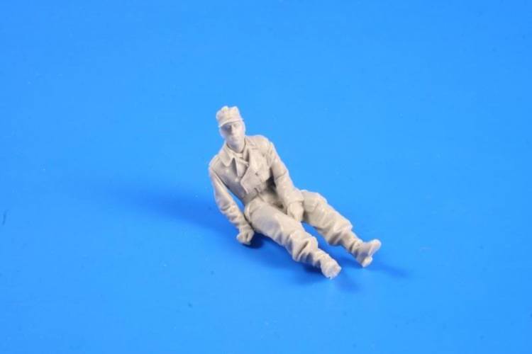 CMK 1/35 35261 WWII GERMAN HETZER CREW MEMBER