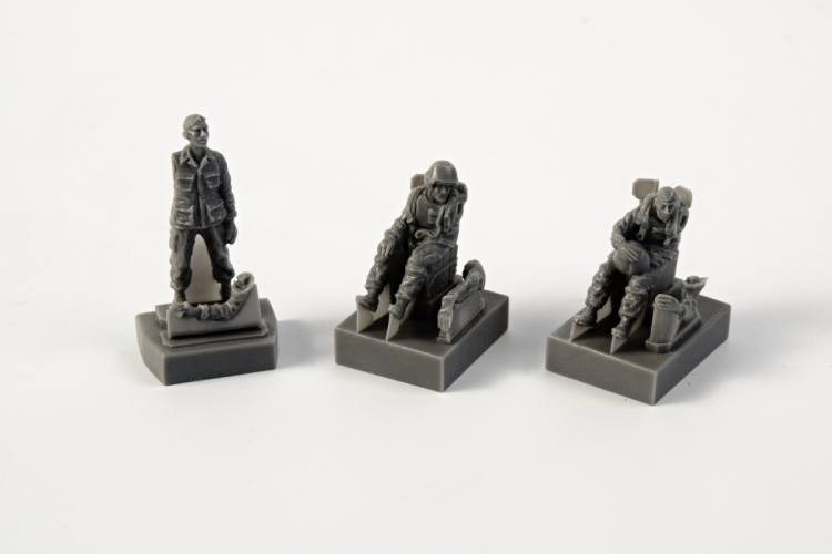 CMK 1/72 F72349 AH-1 SITTING PILOTS  2FIGS  AND GROUN0 CREW  1 FIG 
