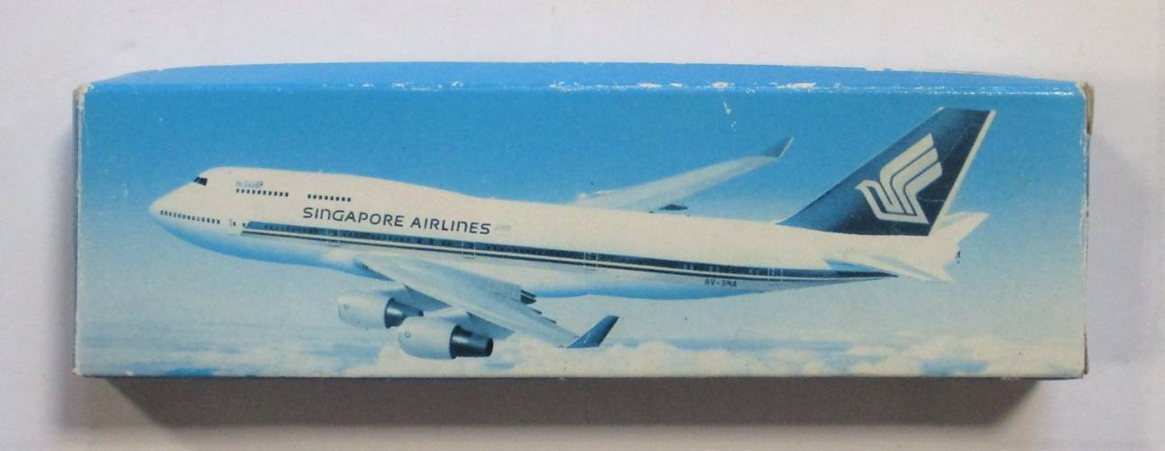 AIRLINER COLLECTIBLE  1/200 MEGATOP 747-400 SINGAPORE AIRLINES