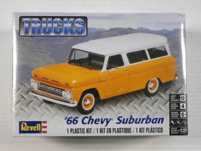 REVELL 1/25 4409 1966 CHEVY SUBURBAN