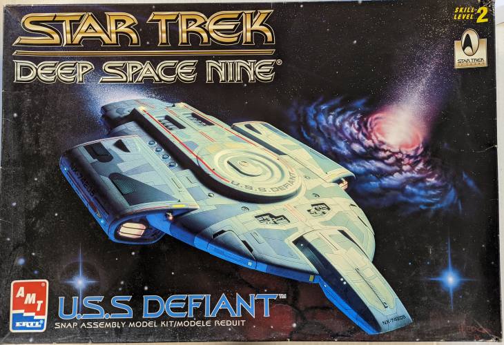 AMT  8255 STAR TREK DEEP SPACE NINE U.S.S DEFIANT 