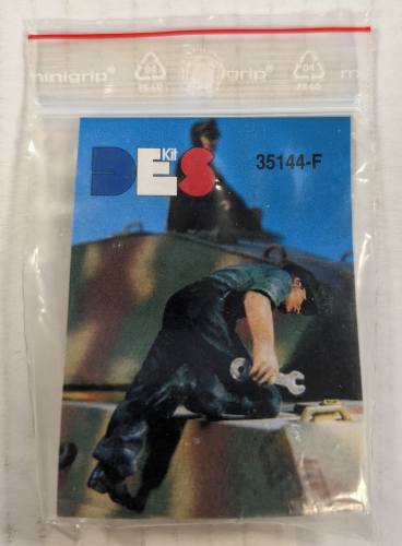 DES 1/35 35144 MECHANIC CLIMBING UP HIS TANK 