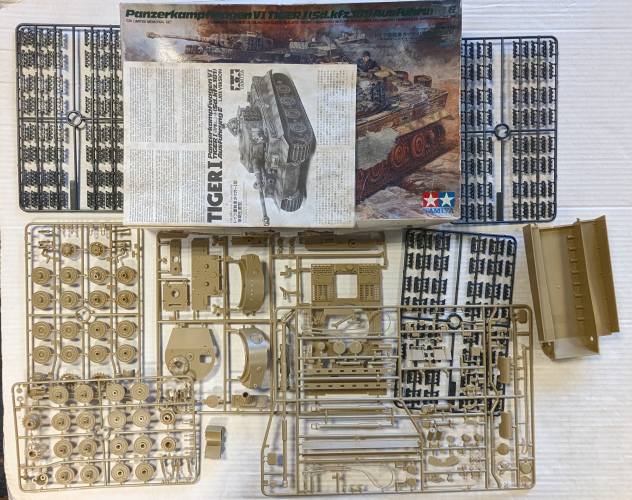 KINGKIT MODEL SCRAPYARD 1/35 TAMIYA 49504 PANZERKAMPFWAGEN VI TIGER LATE VERSION  DAMAGED BOX 