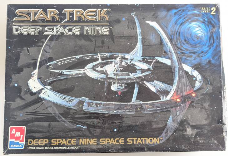 AMT  8778 STAR TREK DEEP SPACE NINE SPACE STATION