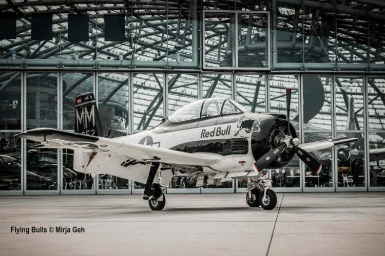 REVELL 1/48 05635 NORTH AMERICAN T-28B TROJAN THE FLYING BULLS GIFT SET