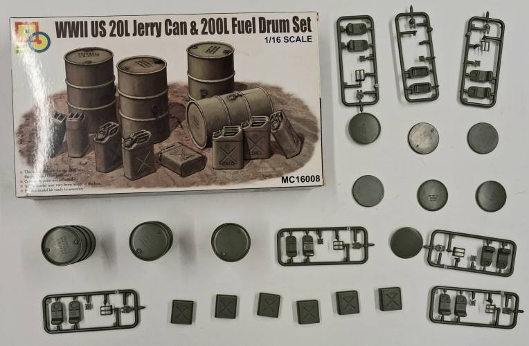 KINGKIT MODEL SCRAPYARD 1/16 CLASSY HOBBY MC16008 WWII US 20L JERRY CAN   200L FUEL DRUM SET  INCOMPLETE 