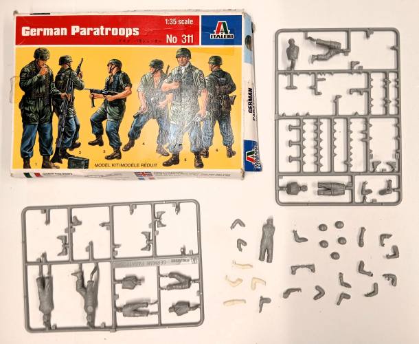 KINGKIT MODEL SCRAPYARD 1/35 ITALERI 311 GERMAN PARATROOPS  INCOMPLETE 