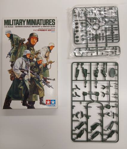 KINGKIT MODEL SCRAPYARD 1/35 TAMIYA 35256 GERMAN ASSAULT INFANTRY WINTER GEAR  INCOMPLETE 