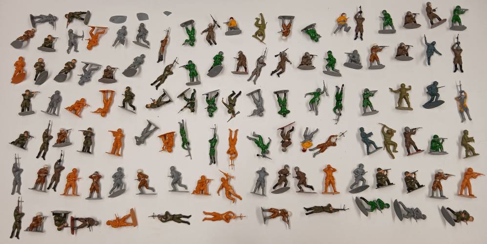 KINGKIT MODEL SCRAPYARD 1/32 AIRFIX RUSSIAN INFANTRY  107 ASSORTED STARTED FIGURES 