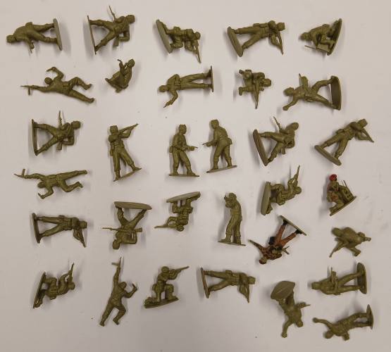 KINGKIT MODEL SCRAPYARD  AIRFIX BRITISH COMMANDOS 32 PIECES  STARTED   NO BOX 