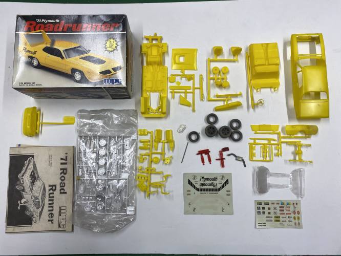 KINGKIT MODEL SCRAPYARD 1/25  MPC 6282 71 PLYMOUTH ROADRUNNER  WORN TYRES 