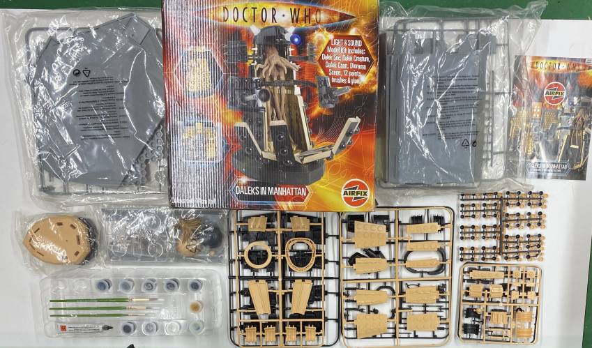KINGKIT MODEL SCRAPYARD  AIRFIX DOCTOR WHO DALEKS IN MANHATTAN  MISSING 2 PAINTS 