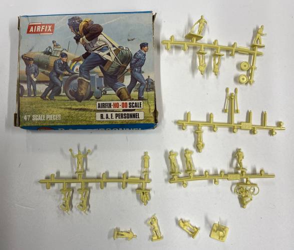 KINGKIT MODEL SCRAPYARD  AIRFIX S47 RAF PERSONNEL  INCOMPLETE 