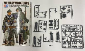 Thumbnail KINGKIT MODEL SCRAPYARD TAMIYA 35212 GERMAN SOLDIERS FIELD BRIEFING  INCOMPLETE 