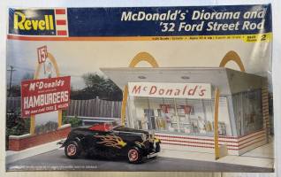 Thumbnail REVELL 7804 MCDONALDS DIORAMA AND 32 FORD STREET ROD 