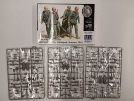 Thumbnail KINGKIT MODEL SCRAPYARD MASTER BOX LTD 3541 CASUALTY EVACUATION GERMAN INFANTRY STALINGRAD SUMMER 1942  INCOMPLETE 