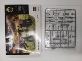 Thumbnail KINGKIT MODEL SCRAPYARD MASTER BOX LTD 3536 GERMAN TANK CREW  INCOMPLETE 