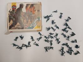 Thumbnail KINGKIT MODEL SCRAPYARD AIRFIX 01705-1 W.W.II GERMAN INFANTRY  INCOMPLETE 